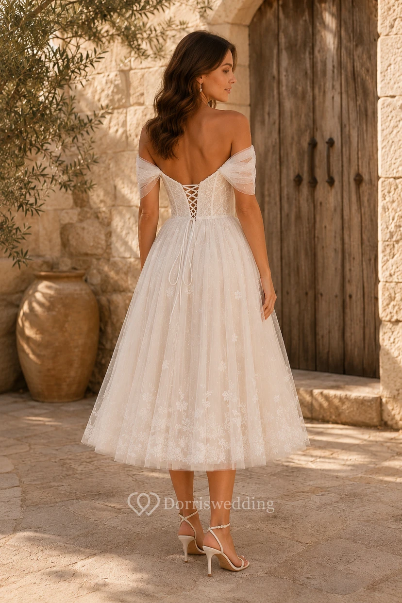 Robe de mariée mi-longue en dentelle à épaules dénudées et jupe en tulle view 2
