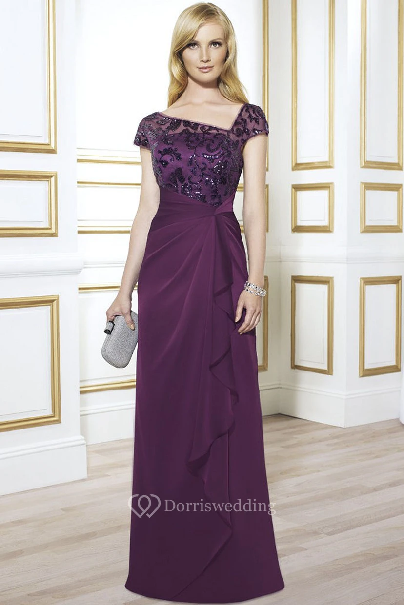Robe de soirée en mousseline de soie à sequins, manches courtes, drapée et dos illusion.