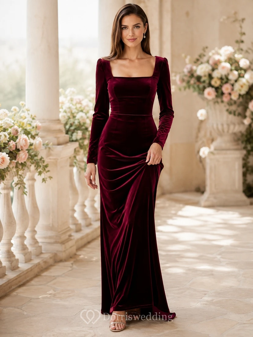 Burgunderfarbenes, eckiges Samt-Etui-Abendkleid mit langen Ärmeln, Raffungen und Schleppe