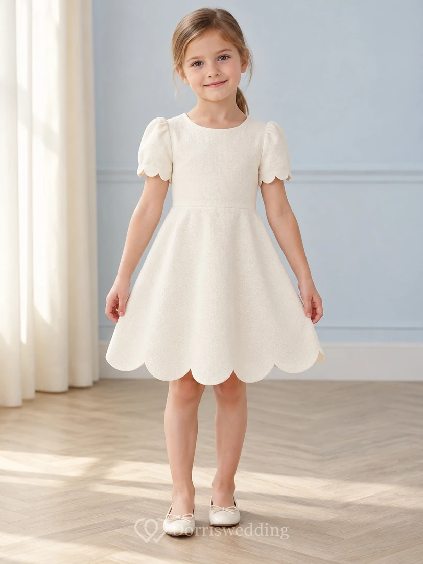 Schlichtes, elegantes, cremefarbenes Blumenmädchenkleid, knielang, glatt geschnitten, ausgestellt, mit geschwungenen Puffärmeln