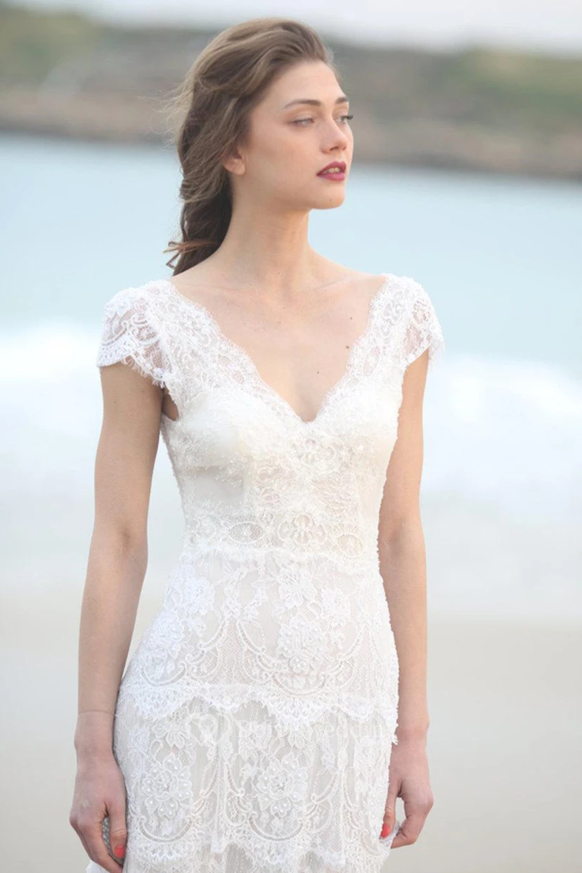 Robe de mariée bohème à décolleté plongeant et manches courtes, dos nu en V profond view 3
