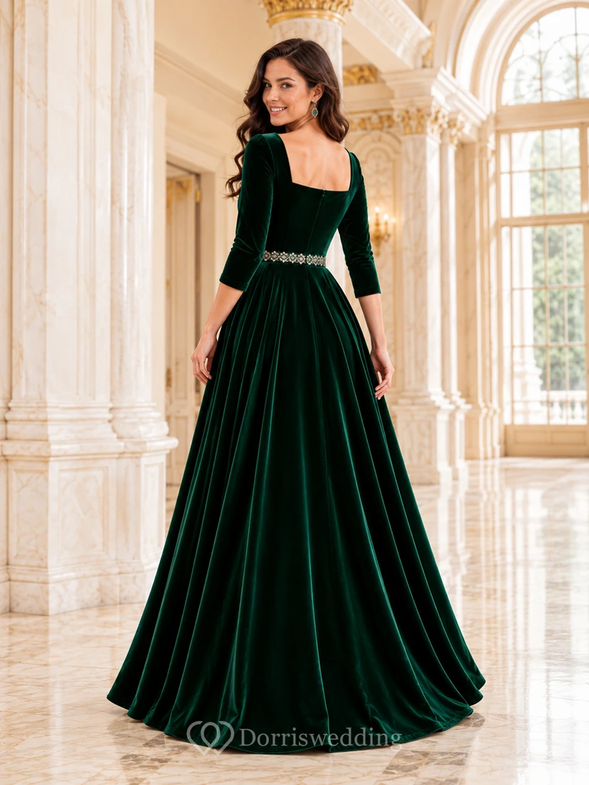 Robe de bal longue en velours vert foncé à col carré et manches trois-quarts, ornée de perles. view 2
