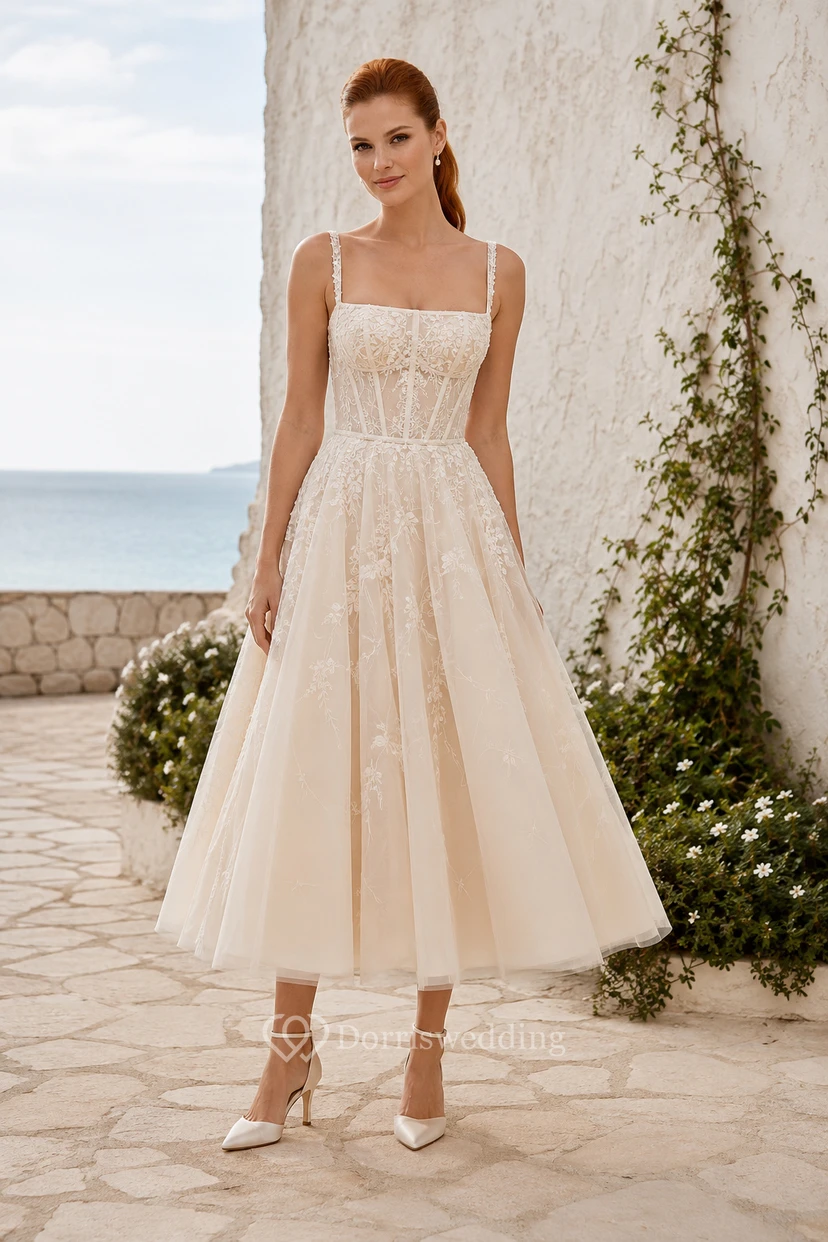 Robe de mariée en tulle longueur thé à fines bretelles et corsage en dentelle