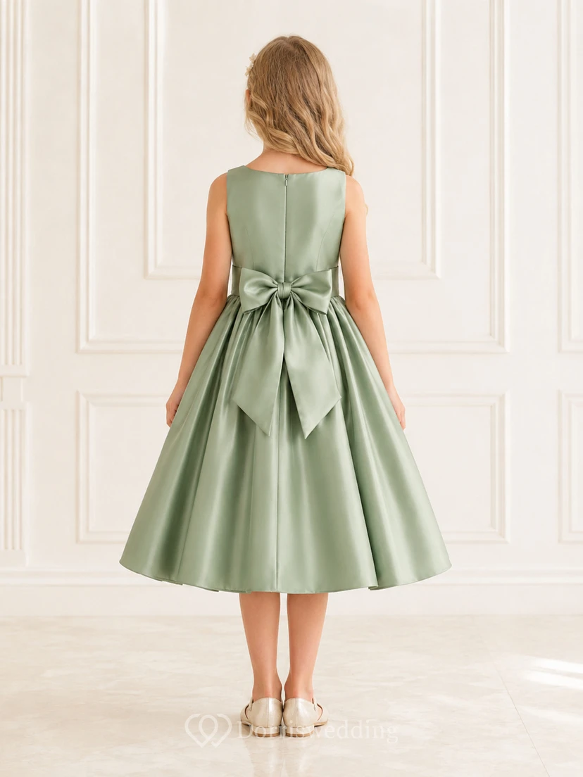 Einfaches, teelanges A-Linien-Kleid im Gartenblumenmädchen-Stil aus salbeifarbenem Satin mit Schleife am Rücken und Schmuckkragen view 2