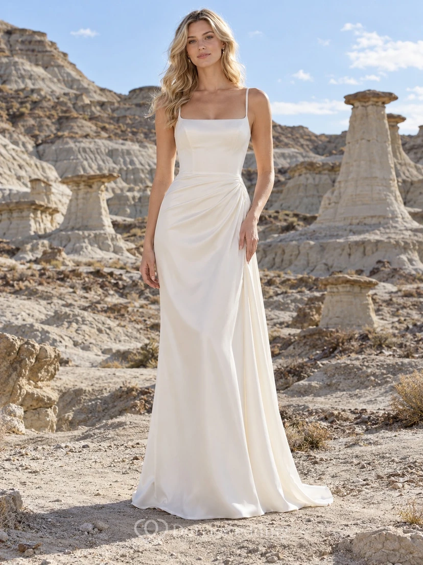 Vestido de novia sencillo de tirantes finos, escote cuadrado, sin mangas, de satén liso y largo hasta el suelo.