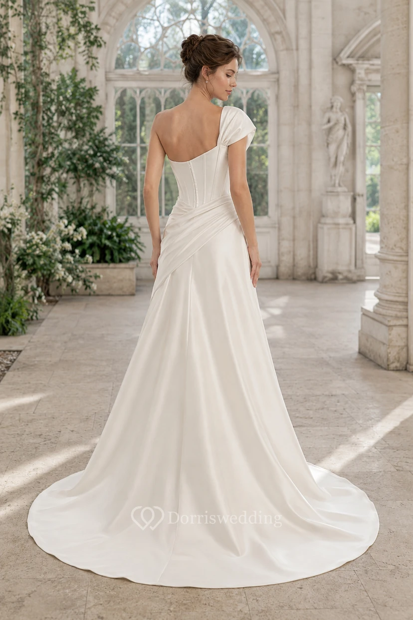 Robe de mariée fourreau en satin ivoire à une épaule avec drapé view 2