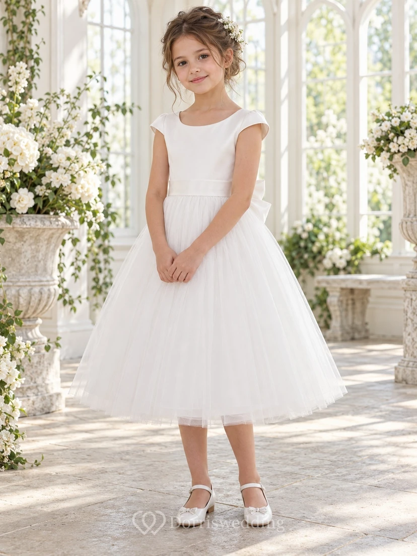 Vestido de niña de flores sencillo, blanco, de corte A, de tul, con mangas cortas, escote en la espalda y doble lazo.
