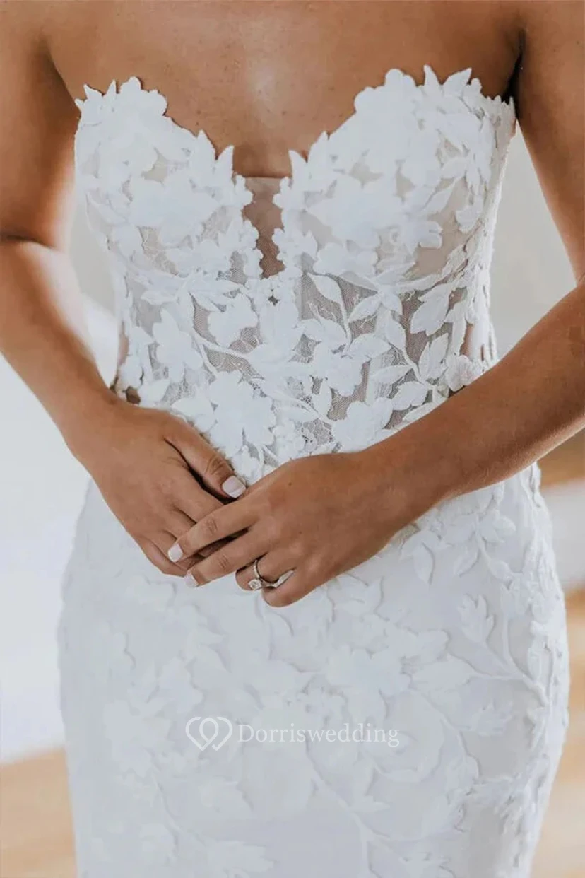 Robe de mariée champêtre décontractée à décolleté cœur en dentelle et fourreau view 4