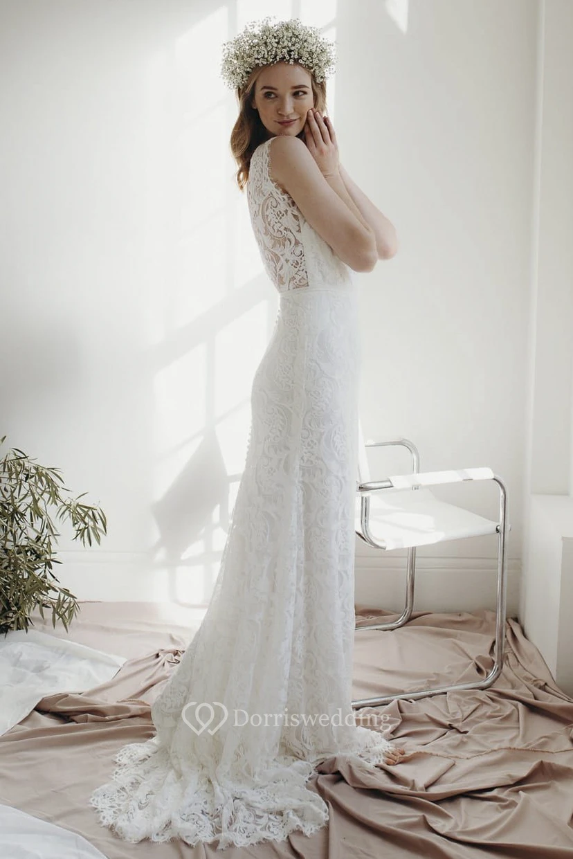 Robe de mariée fourreau en dentelle à manches courtes et décolleté en V profond avec traîne courte view 3