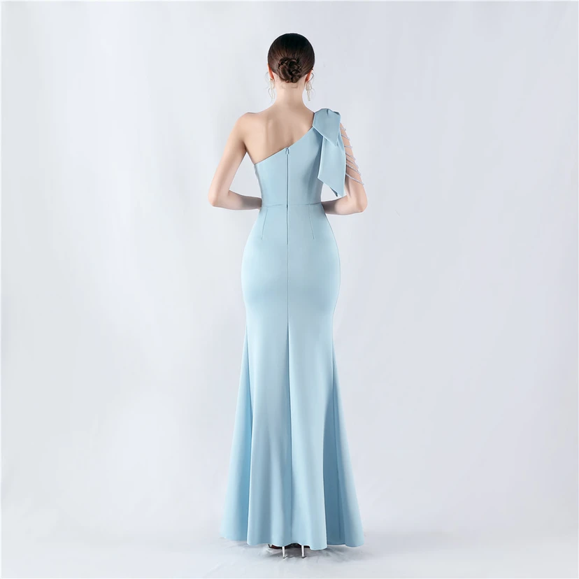 Vestido de noche de satén de alta gama con encaje de diamantes y diseño artesanal. view 36