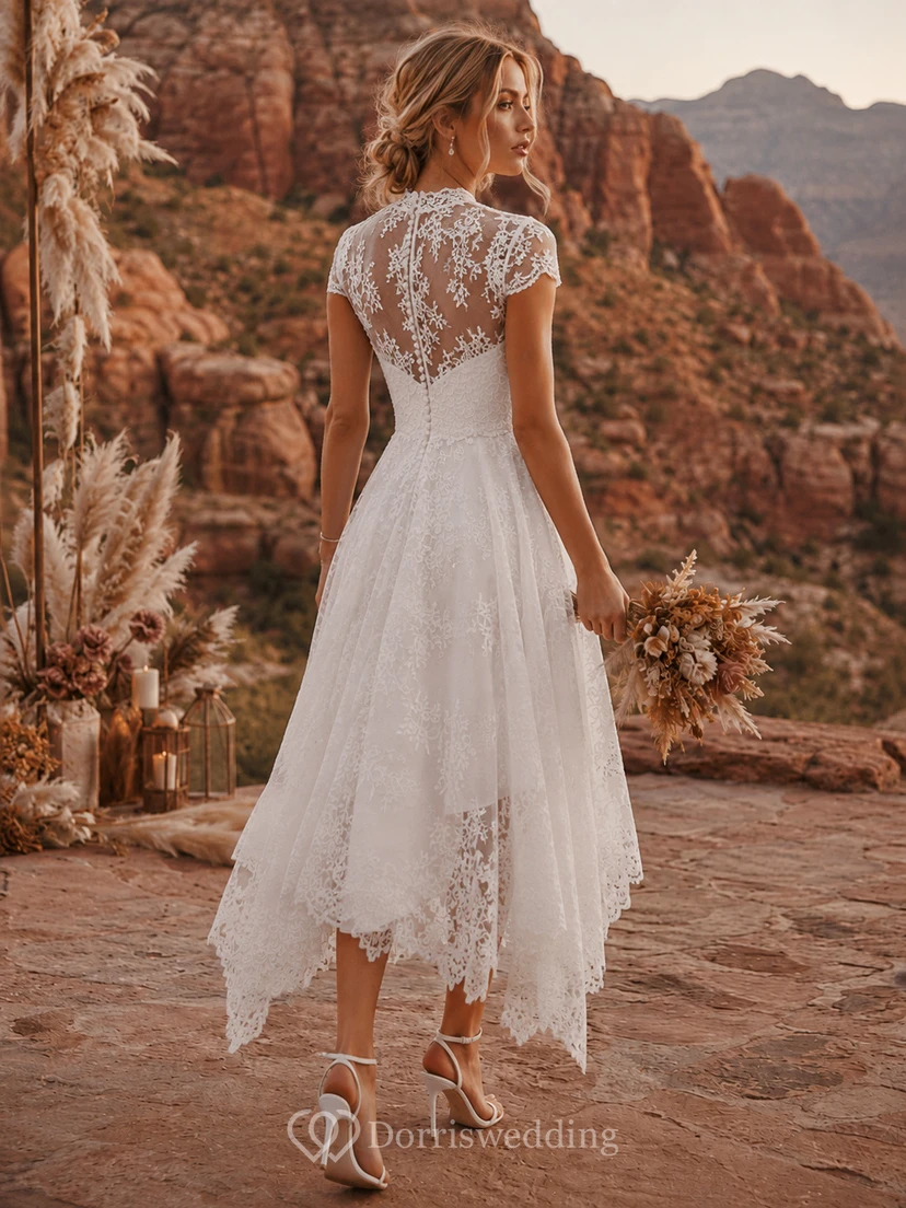 Boho-Hochzeitskleid aus Spitze mit asymmetrischem Saum, kurzen Ärmeln, Illusionsausschnitt und romantischem, wadenlangem Saum view 2