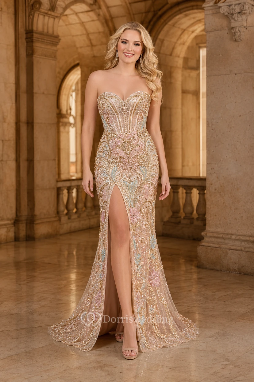 Vestido formal de sirena color champán sin tirantes con cuentas, escote corazón y abertura