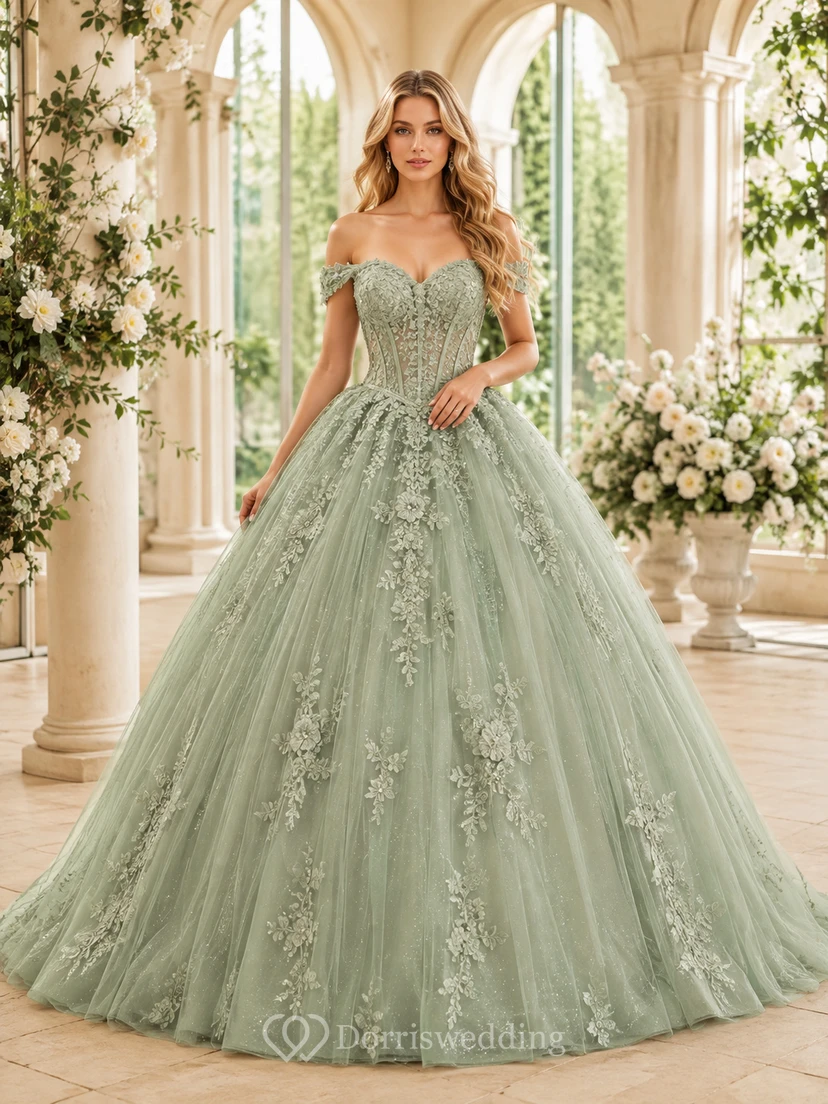 Vestido de gala de tul con encaje floral y hombros descubiertos, estilo princesa celadón, con cola de capilla, ideal para quinceañeras y graduaciones. Un look romántico y lujoso.