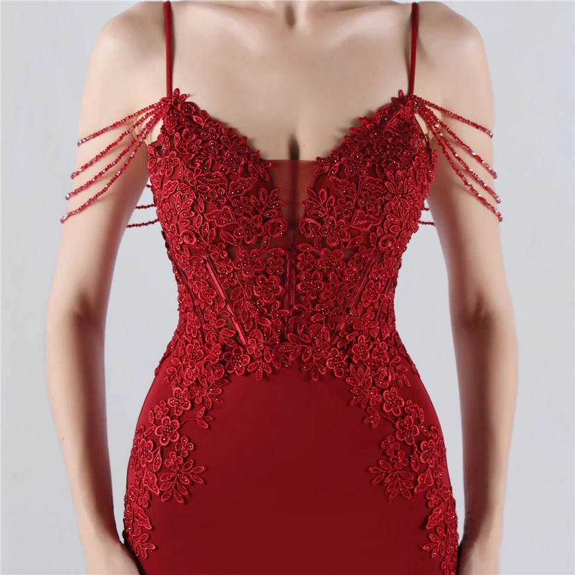 Robe de soirée à col montant en dentelle et perles, ornée d'un gilet à chevrons et d'un haut en dentelle. view 18