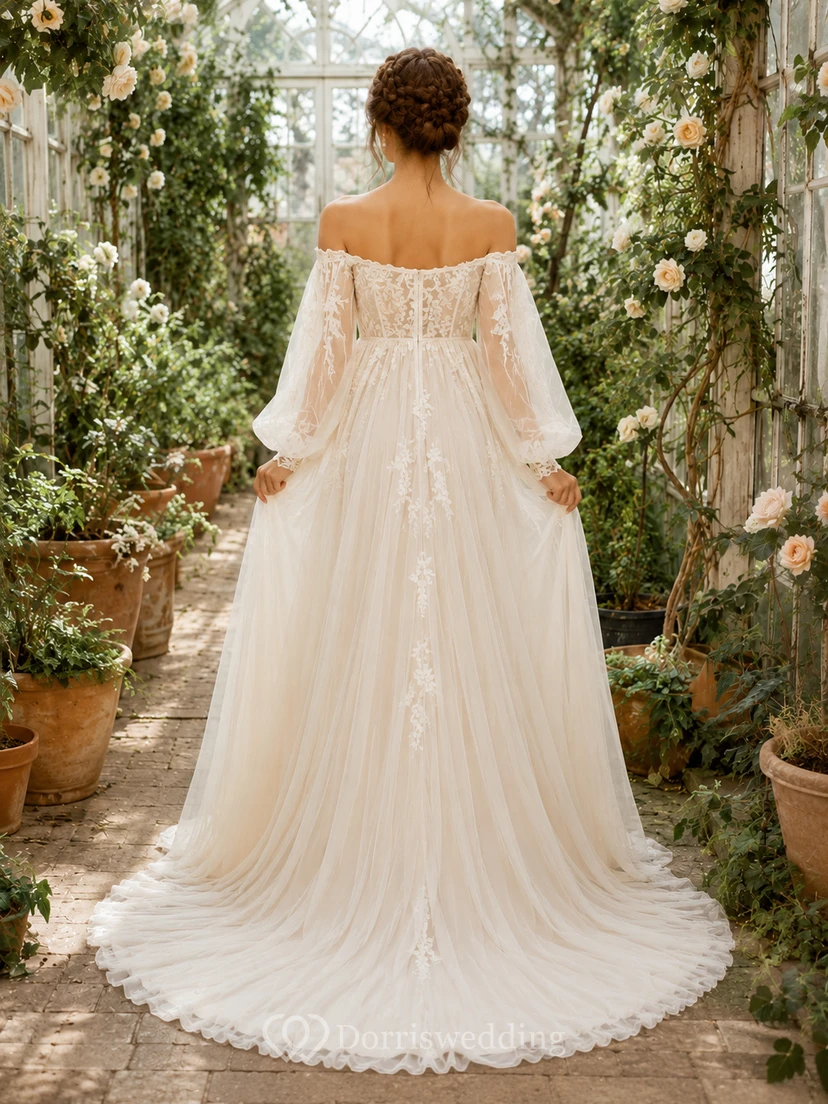 Vestido de novia premamá con escote Bardot, manga larga, encaje, corte en A y romántica cola de tul. view 2