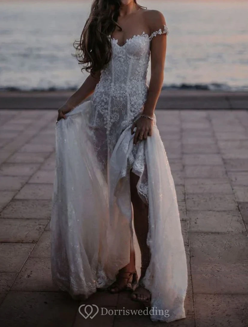 Vestido de novia de encaje con hombros descubiertos y falda de tul view 3