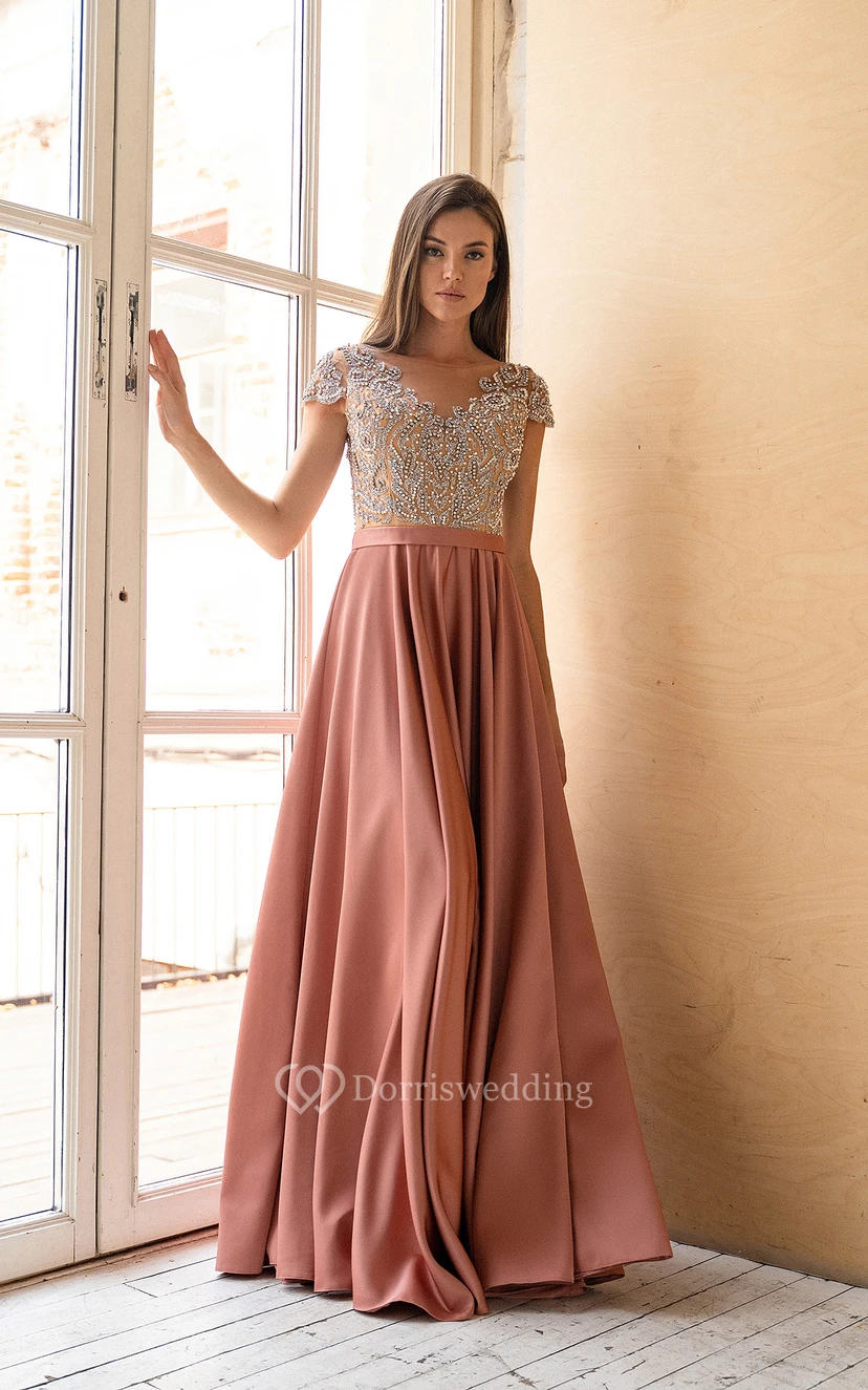Vestido de dama de honor de satén con mangas cortas estilo imperio, escote barco, cola larga, bordados y pliegues.