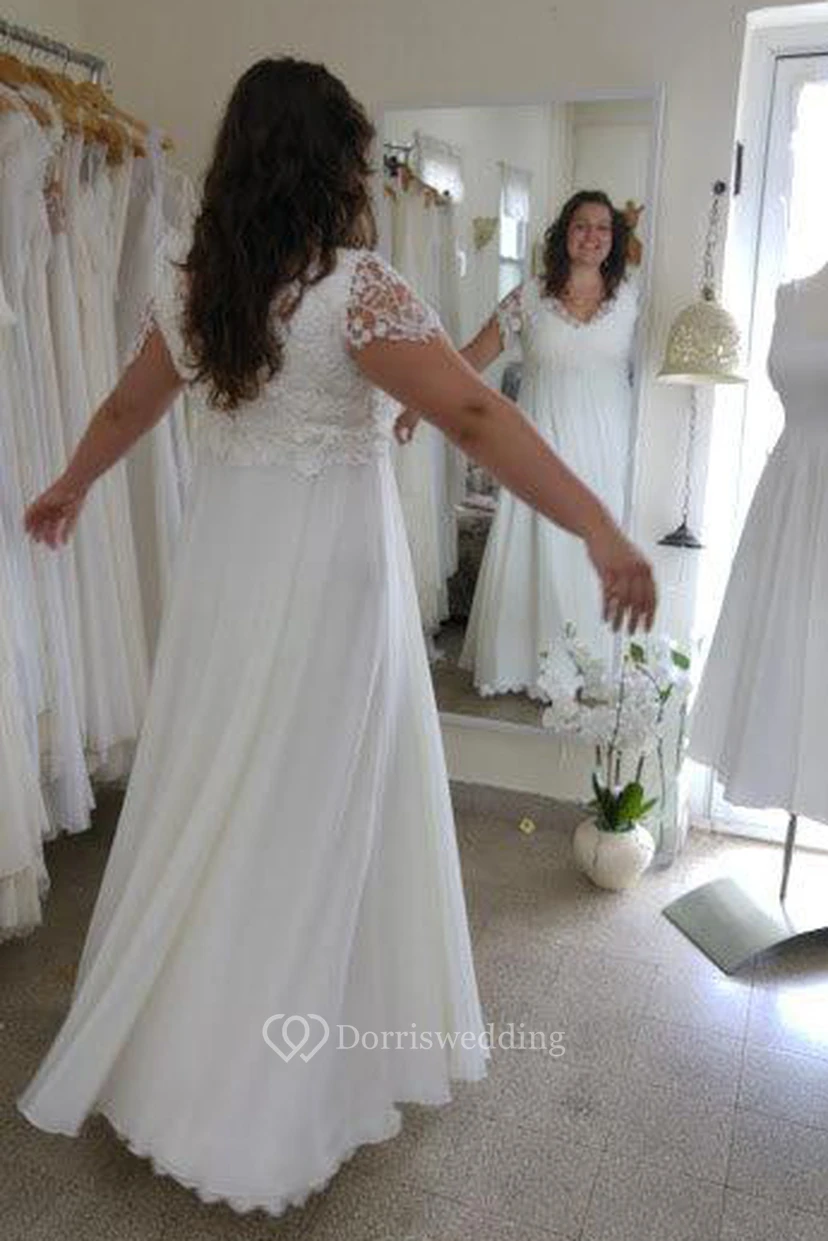 Vintage-Hochzeitskleid aus Chiffon mit V-Ausschnitt und kurzen Ärmeln in Übergröße aus Spitze view 2