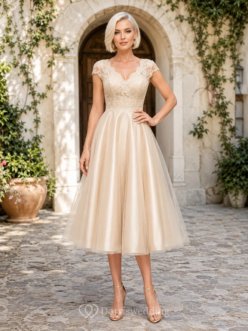 Vestido de novia vintage color champán con escote en V, mangas cortas, encaje y satén, corte en A, largo hasta la rodilla.