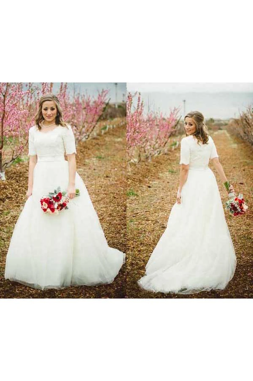 Vestido de novia modesto de princesa con escote redondo, mangas cortas, top de encaje y largo hasta la rodilla con fajín. view 3