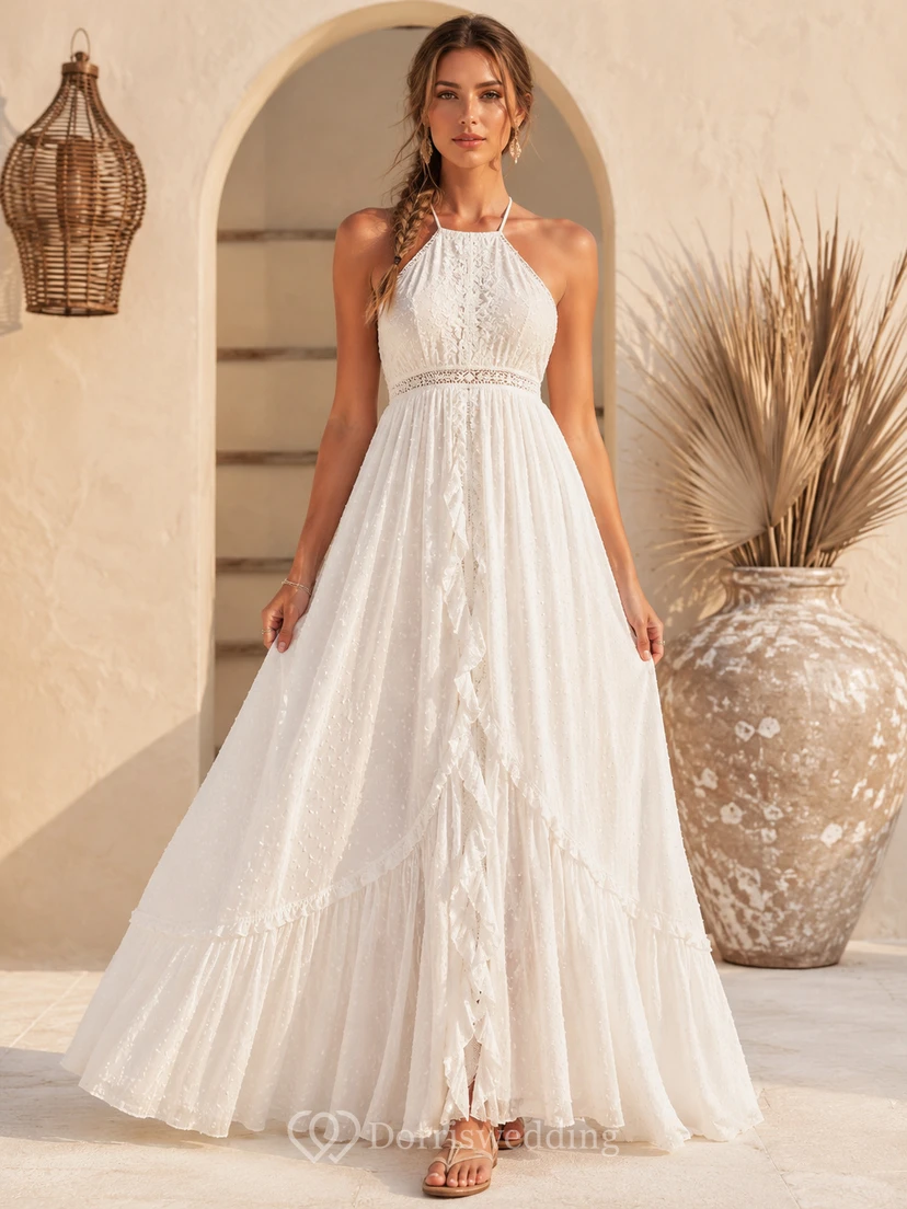Robe de mariée bohème dos nu en mousseline et dentelle, col montant et décolleté licou, idéale pour la plage