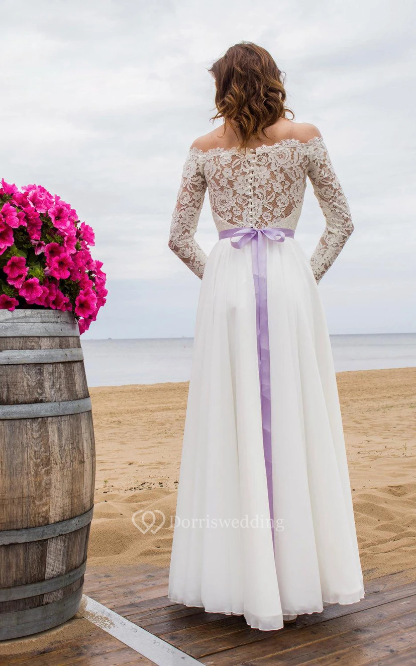 Schulterfreies, langärmeliges Spitzen- und Chiffonkleid mit Schleife view 3