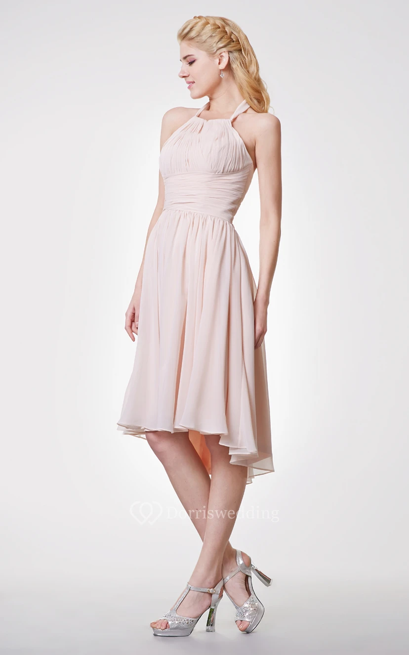 Elegante vestido de gasa estilo imperio con escote halter y bajo asimétrico. view 2
