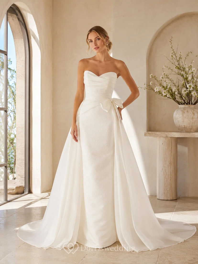 Trägerloses, plissiertes Brautkleid aus Satin in A-Linie mit Herzausschnitt und schlichter Schleppe