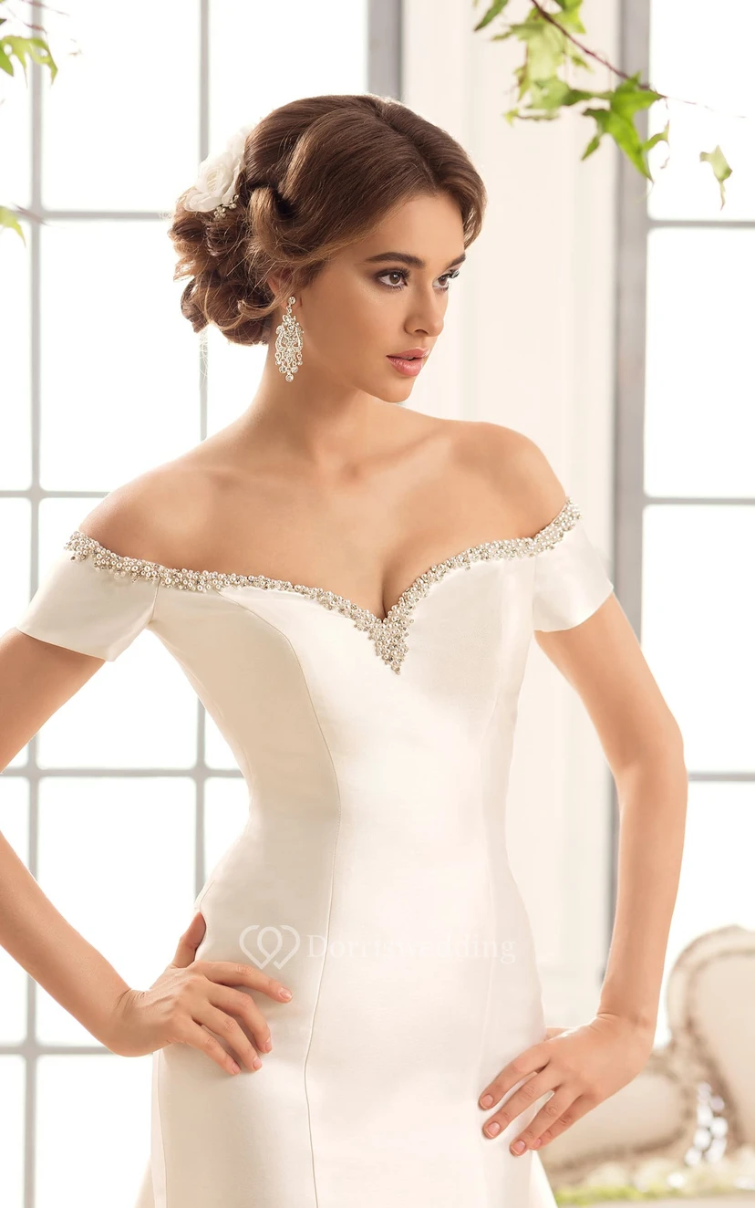 Robe sirène longue à fines bretelles en satin illusion, ornée de perles et d'un nœud. view 3