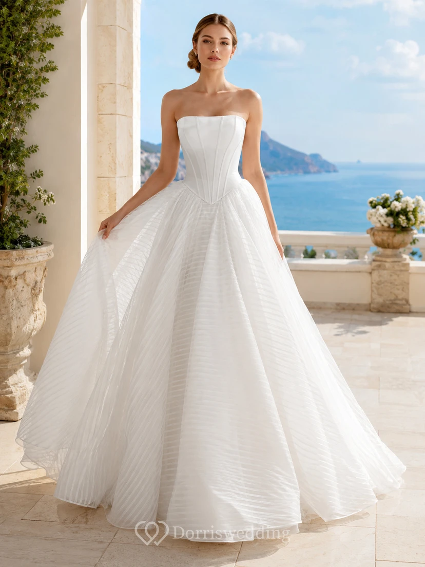 Robe de mariée moderne bustier à encolure carrée, plissée et en organza texturé, avec traîne.