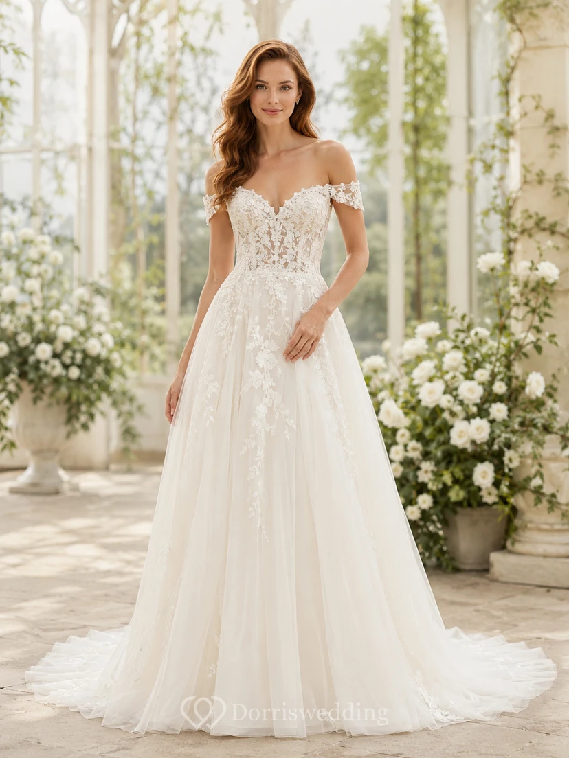 Robe de mariée en dentelle et tulle, coupe trapèze, épaules dénudées, traîne chapelle, dos corset lacé