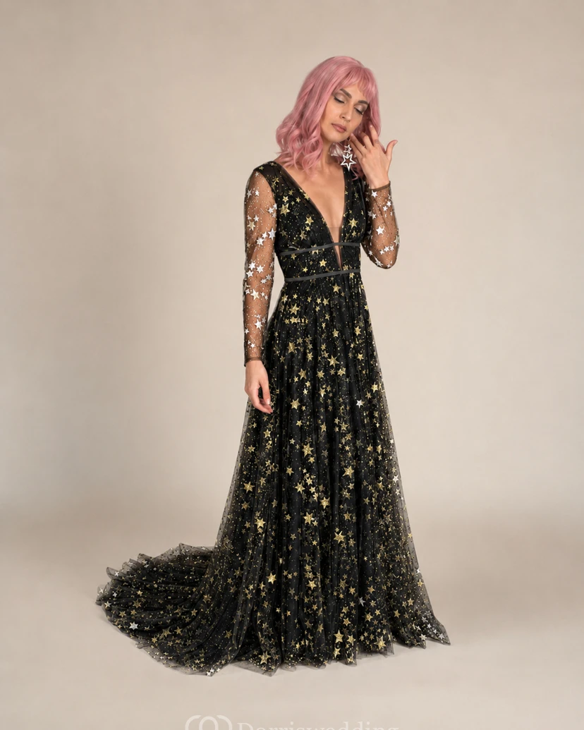Vestido sencillo azul con estrellas celestiales de tul estilo bohemio y lentejuelas brillantes. view 11