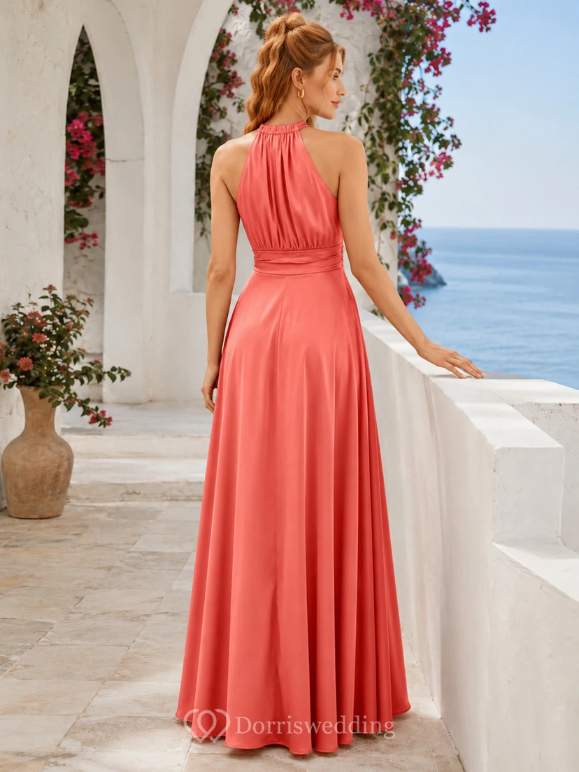 Vestido largo de noche de satén color coral con escote halter y corte en A, estilo resort. view 2