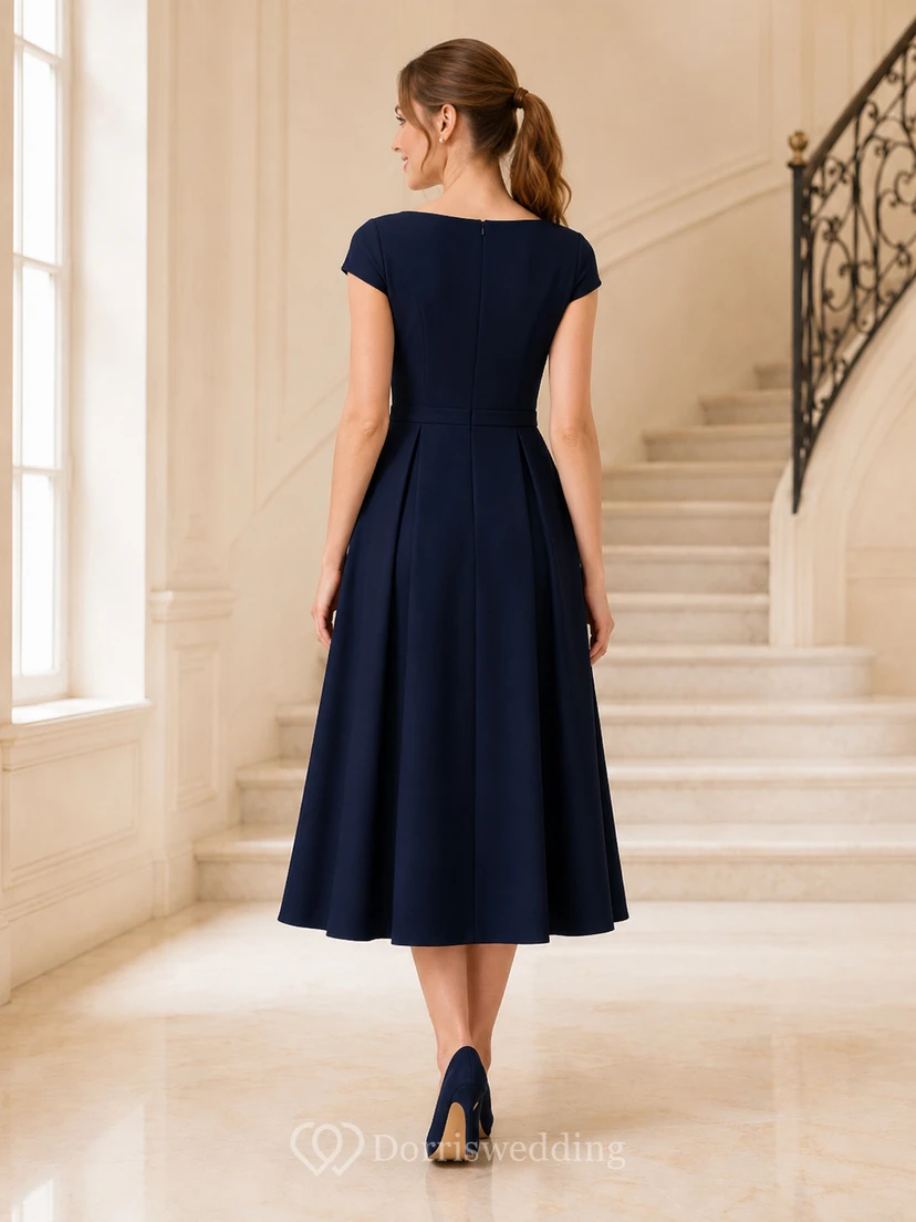 Robe de confirmation bleu marine foncé à manches courtes, plissée, en satin, coupe trapèze, longueur thé, manches bateau, plissée, en satin. view 2