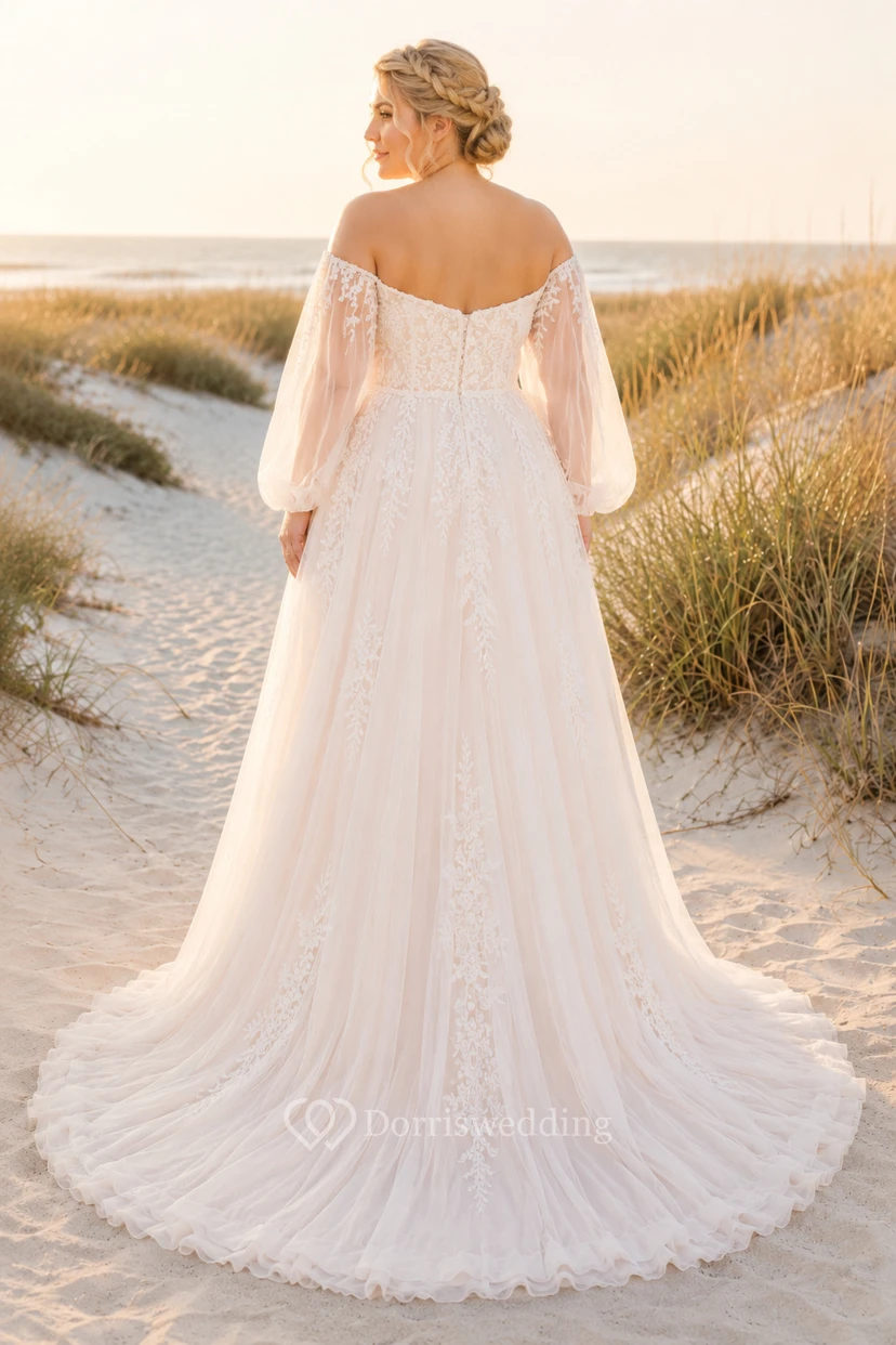 Robe de mariée grande taille à épaules dénudées et coupe trapèze, manches longues transparentes view 2