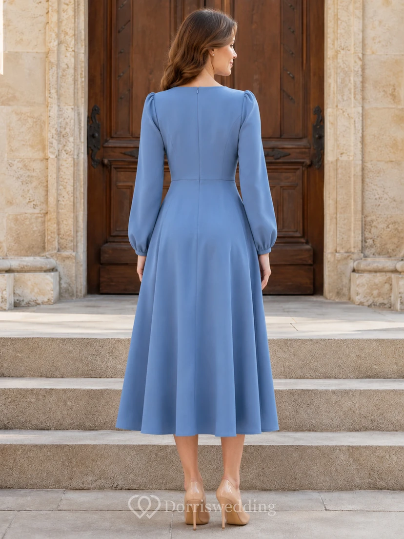 Staubblaues, langärmeliges, schlichtes Kapellenkleid mit Rundhalsausschnitt und dezentem Schnitt. view 2