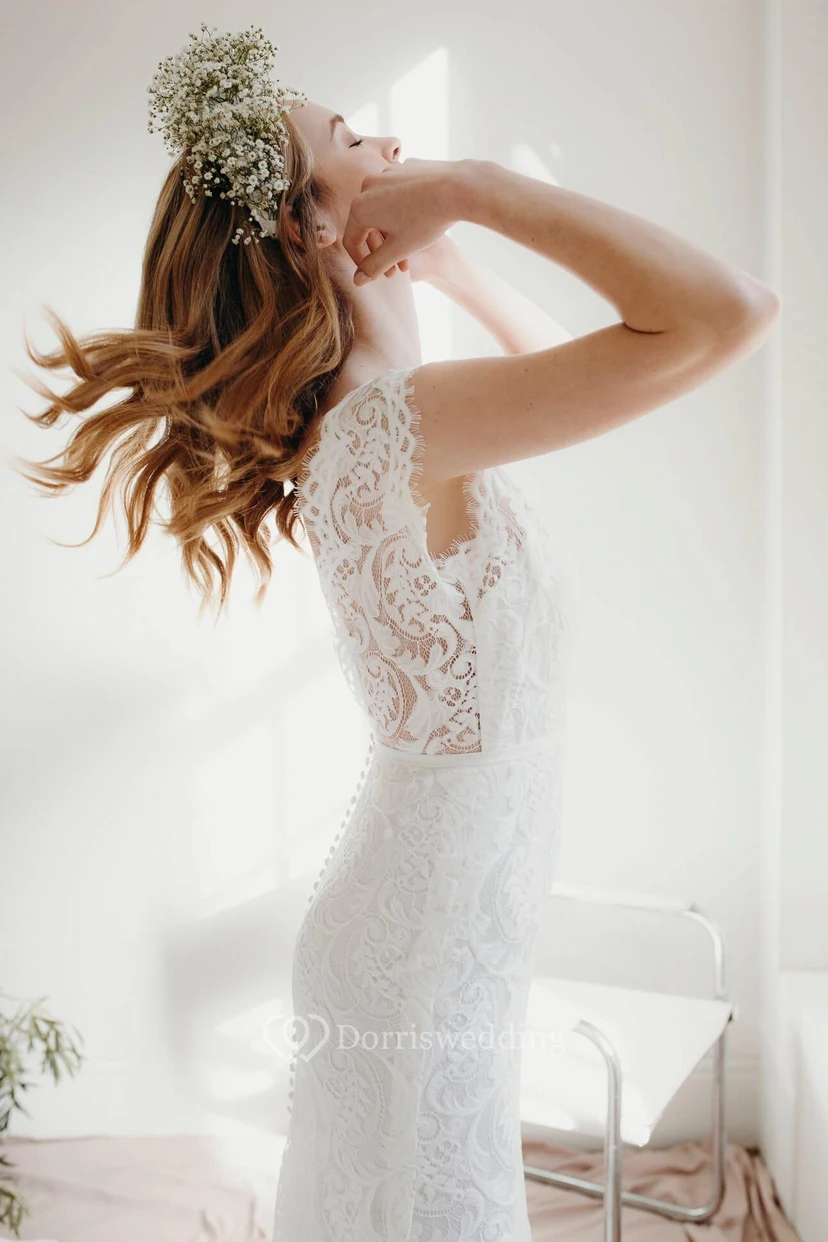 Robe de mariée fourreau en dentelle à manches courtes et décolleté en V profond avec traîne courte view 5