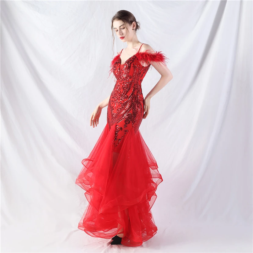 Robe de danse artisanale en filet rigide orné de plumes d'autruche, de perles et de fleurs, confectionnée en maille. view 3