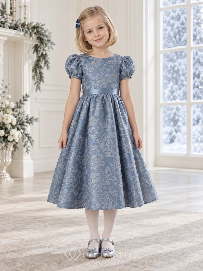 Staubblaues, geblümtes Brokatkleid mit Puffärmeln und Teelänge für Blumenmädchen
