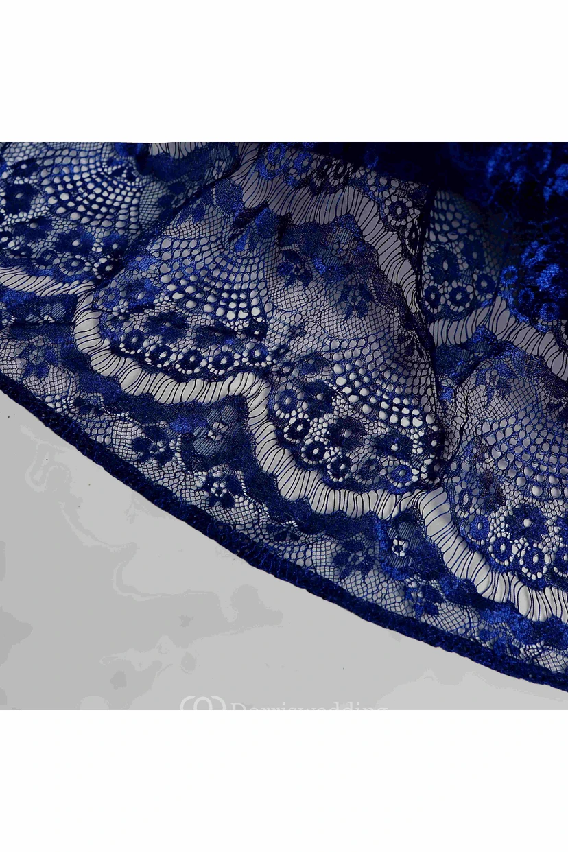 Robe longue en dentelle, coupe trapèze, col en V, manches courtes et traîne courte. view 6