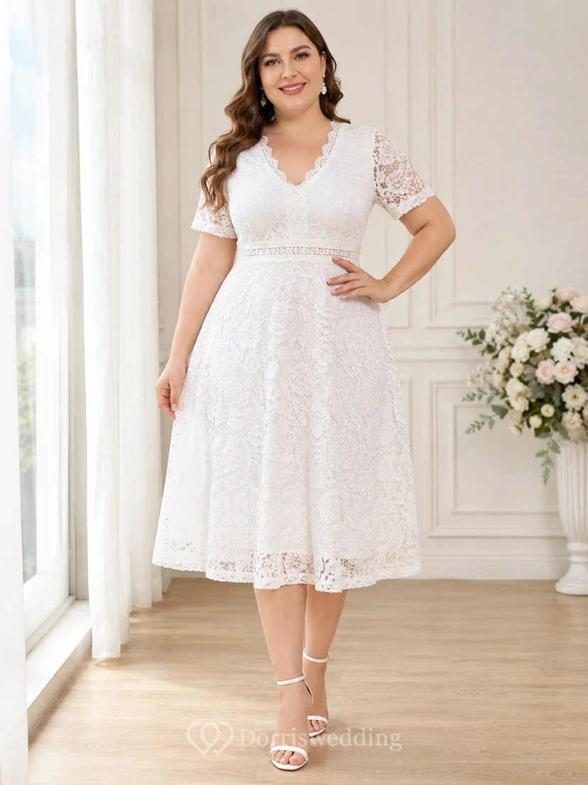 Robe blanche grande taille à col en V festonné, manches courtes, en dentelle, coupe trapèze, longueur thé