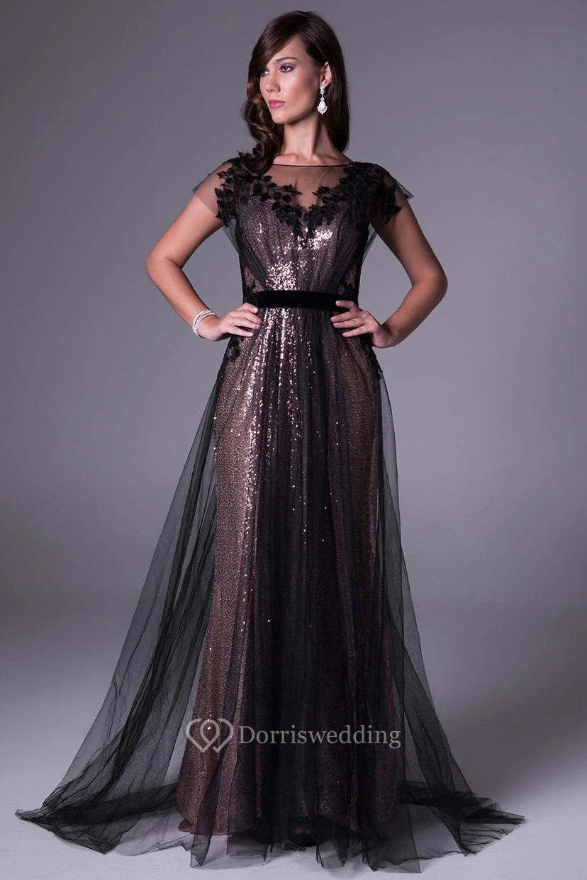 Vestido de fiesta largo estilo barcoau de manga corta con apliques de lentejuelas, cola y espalda en V.