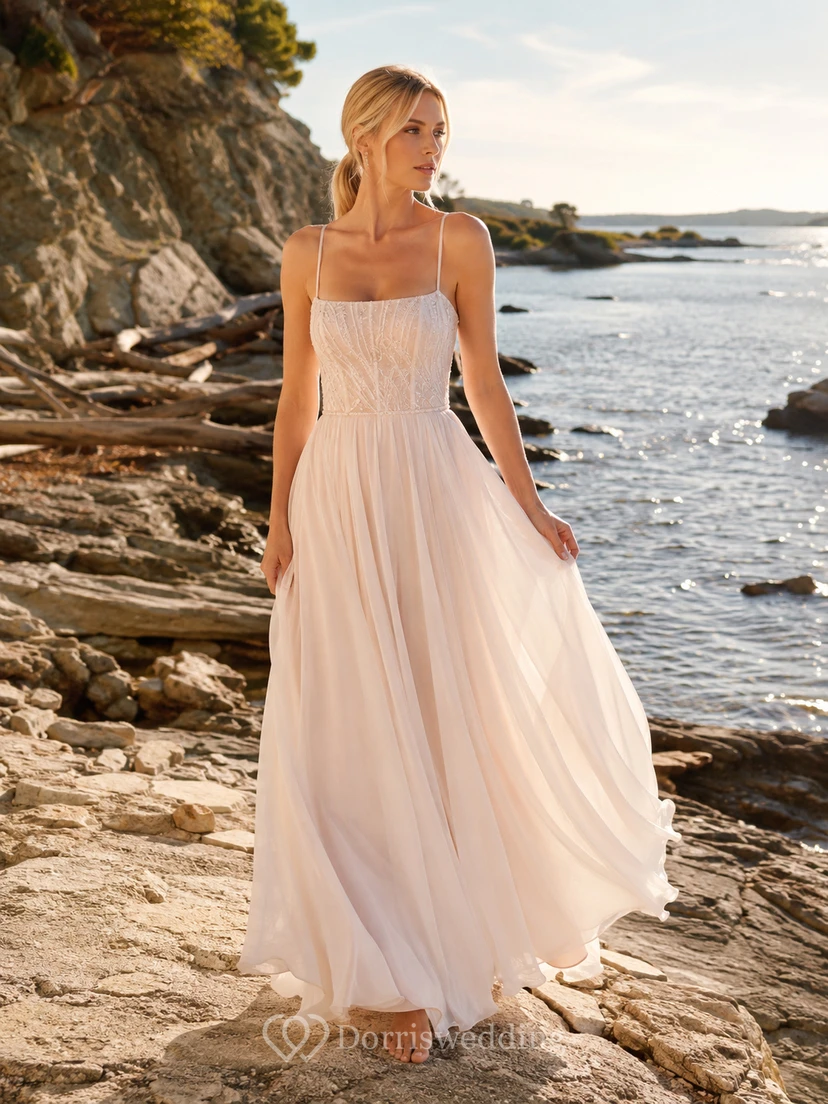 Spaghettiträger-Kleid aus rosafarbenem Tüll für eine romantische Hochzeit an der felsigen Küste