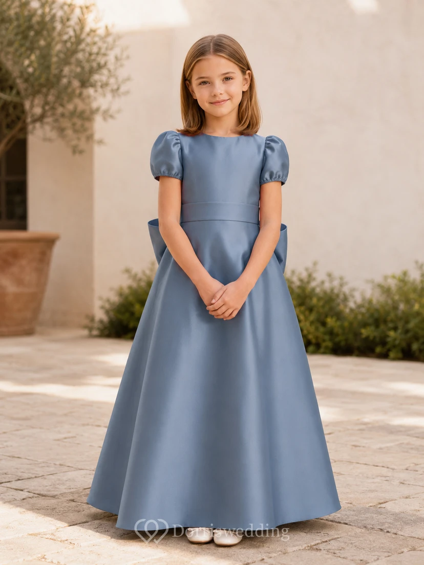 Robe de demoiselle d'honneur bleu océan en satin, coupe trapèze, manches bouffantes, encolure bijou et jupe longue ornée d'un nœud.