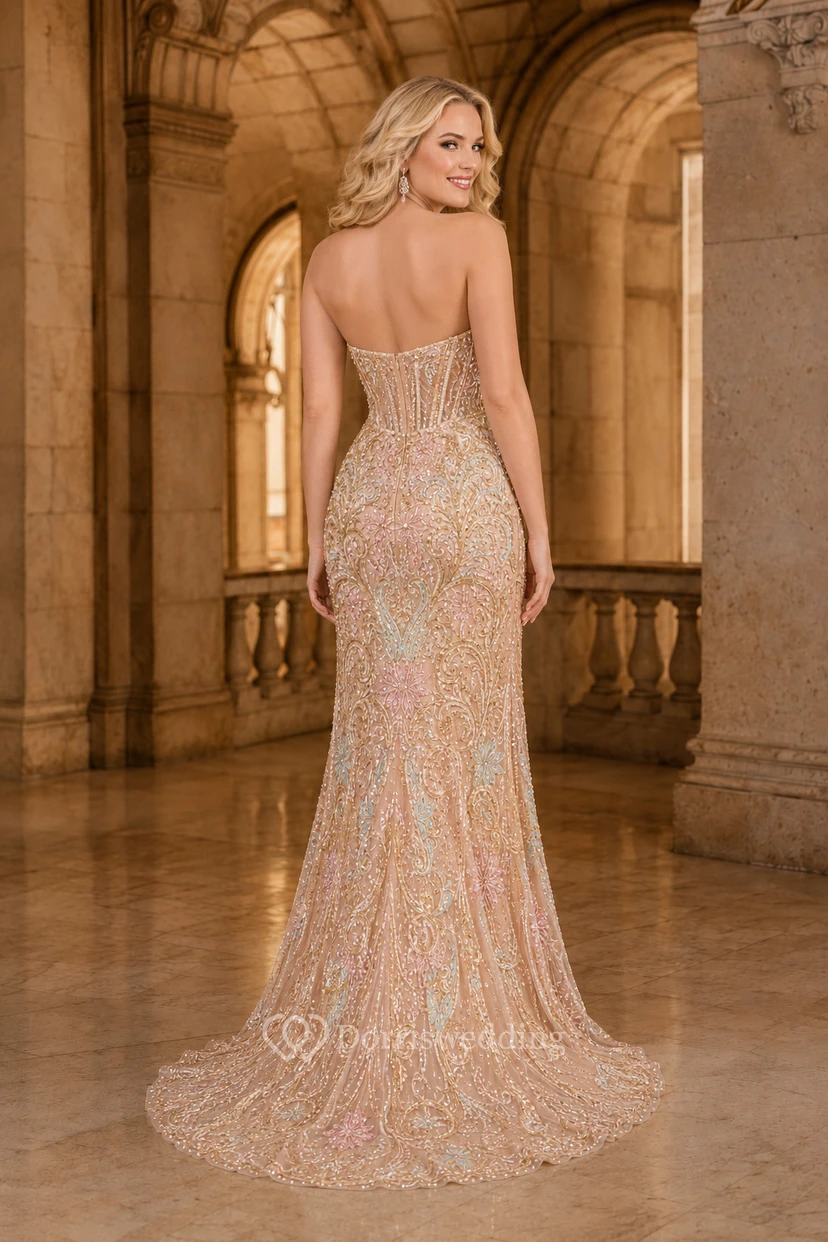 Vestido formal de sirena color champán sin tirantes con cuentas, escote corazón y abertura view 2