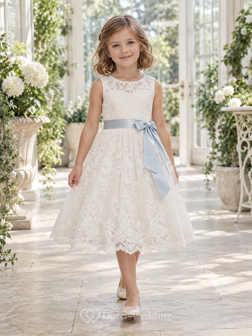 Vestido de niña de flores vintage de corte A, color marfil, con estampado floral, encaje y sin mangas, con fajín azul, largo hasta la rodilla.