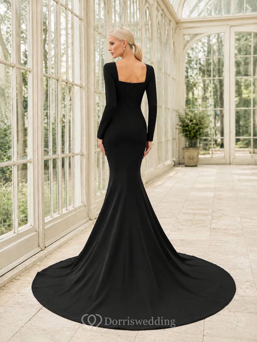 Vestido de novia de satén con escote cuadrado, manga larga y cola de capilla. view 2