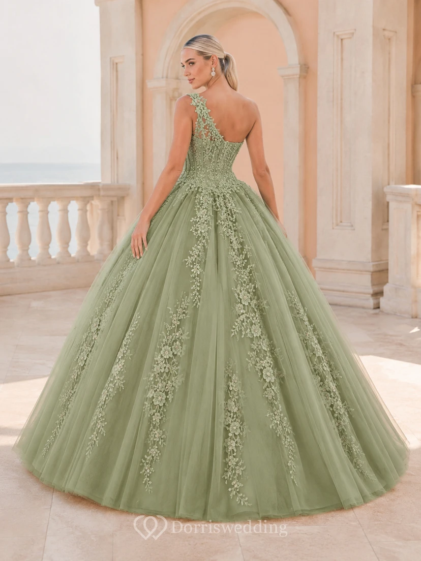 Robe de bal de princesse élégante en tulle vert sauge à une épaule, ornée d'appliqués floraux, pour quinceañera. view 2