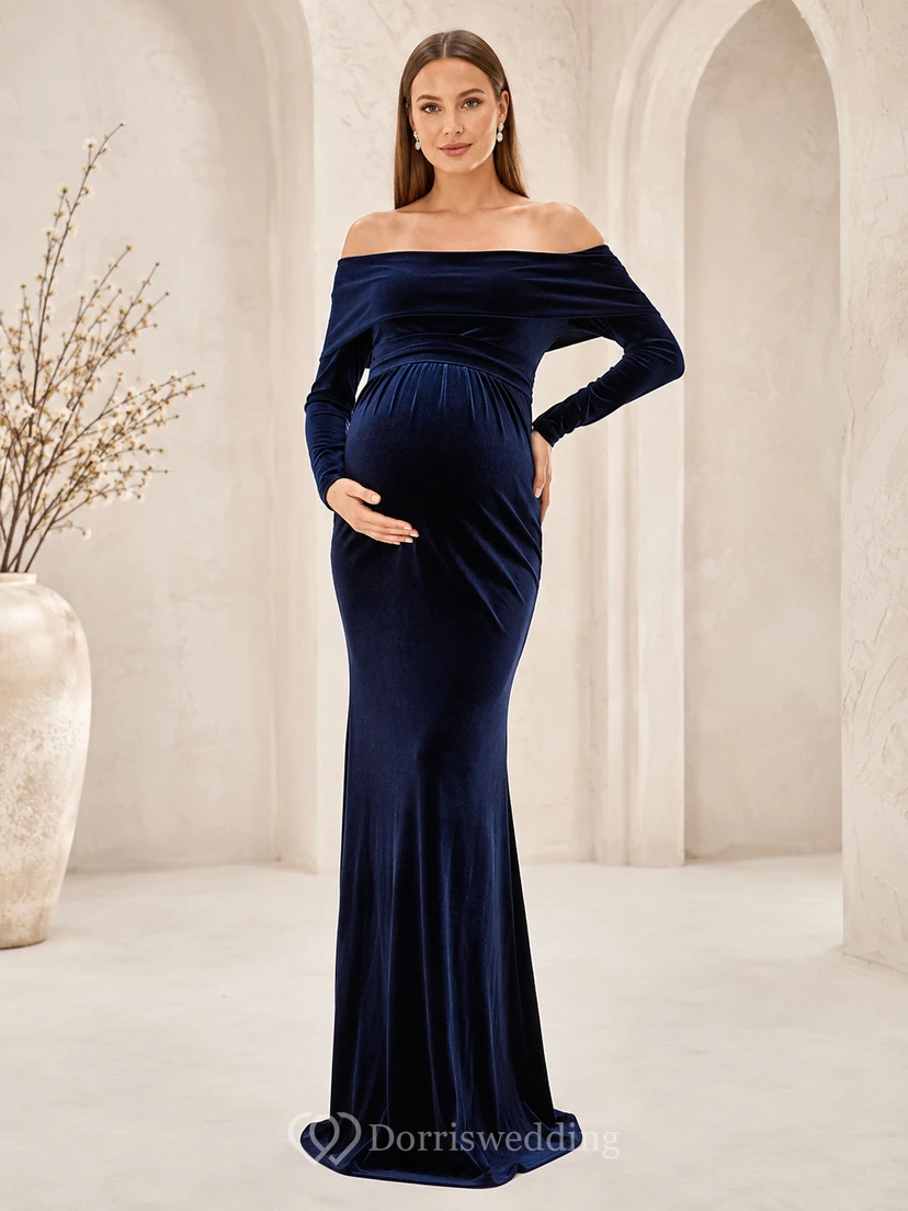 Elegantes, bodenlanges Umstandskleid aus Samt in Meerjungfrauenform mit dunkelblauem Schnitt, schulterfrei und langen Ärmeln – ein luxuriöses und elegantes Abendkleid für festliche Anlässe.