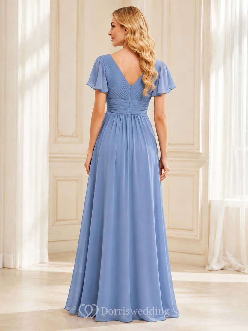 Robe de demoiselle d'honneur romantique en mousseline bleu ciel, col en V, manches papillon, coupe trapèze, longueur au sol view 2